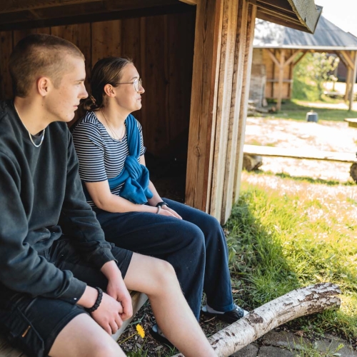 Elever på efterskole outdoor sidder i shelter i naturen