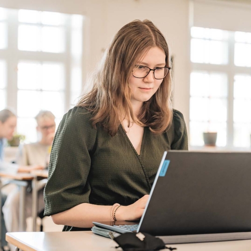 Elev i klasselokale på specialefterskole i Tønder