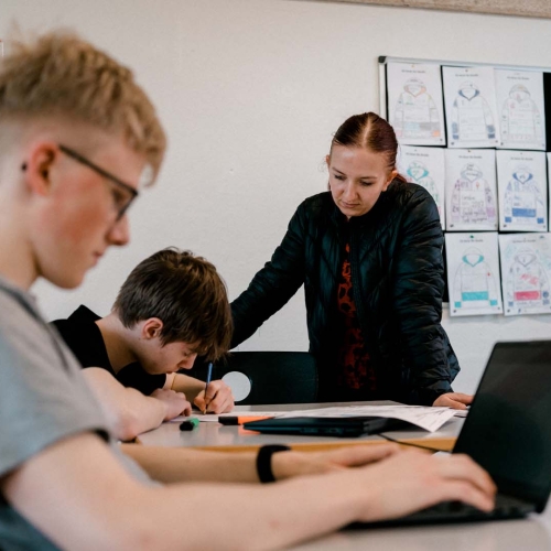 Elever i klasselokale på ordblindeefterskole